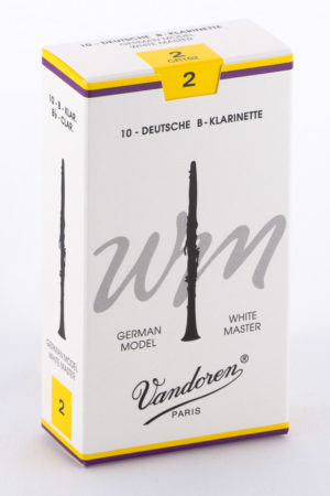 Eine rechteckige, weiße Schachtel mit gelben Akzenten zeigt eine stilisierte, schwarze Klarinette und den Schriftzug "Vandoren Paris".