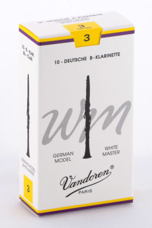 Eine weiße Schachtel mit gelbem Deckelrand und gelbem Klebestreifen zeigt eine Abbildung einer Klarinette, den Schriftzug "wm WHITE MASTER GERMAN MODEL" und den Markennamen Vandoren PARIS.