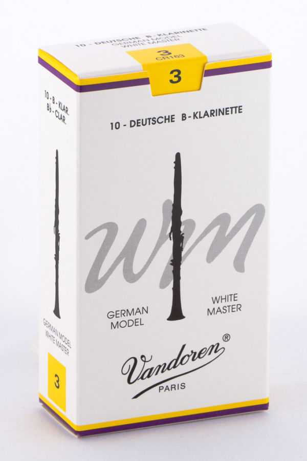 Eine weiße Schachtel mit gelbem Deckelrand und gelbem Klebestreifen zeigt eine Abbildung einer Klarinette, den Schriftzug "wm WHITE MASTER GERMAN MODEL" und den Markennamen Vandoren PARIS.