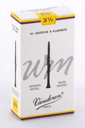 Eine weiße, rechteckige Schachtel mit einer Illustration einer schwarzen Klarinette, den Aufschriften "Vandoren Paris", "10 - DEUTSCHE B-KLARINETTE", "GERMAN MODEL", "WHITE MASTER" und einer gelben Markierung mit der Zahl "3 1/2" ist zu sehen.