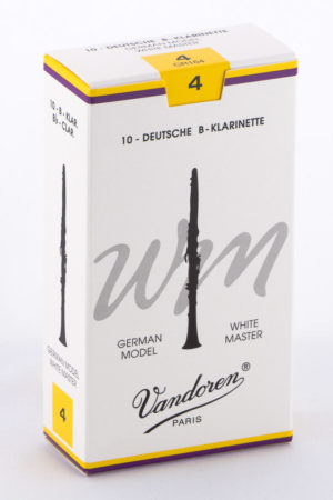 Eine weiße Schachtel mit gelbem Rand und Verschlusslasche der Marke Vandoren, bedruckt mit einer schwarzen Abbildung einer Klarinette, dem Schriftzug "wm" in Graustufen, dem Text "GERMAN MODEL WHITE MASTER" und der Aufschrift "4" in Schwarz.