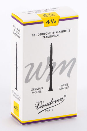Eine rechteckige, weiße Schachtel mit violetter und gelber Akzentuierung, die als Verpackung für zehn Klarinettenblätter der Marke Vandoren dient und Abbildungen einer Klarinette sowie den Schriftzug "10-DEUTSCHE B-KLARINETTE TRADITIONAL" trägt.