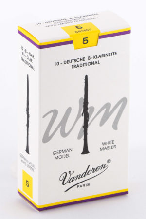 Eine weiße Pappschachtel mit gelben Akzenten, auf der eine schwarze Klarinette abgebildet ist und der Schriftzug "Vandoren Paris", "10- DEUTSCHE B-KLARINETTE TRADITIONAL" und "GERMAN MODEL WHITE MASTER" zu lesen ist.