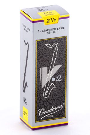 Eine schmale, hellgraue Kartonpackung mit gelbem und violettem Akzenten, beschriftet mit "Vandoren Paris" und "5 Clarinette Basse Sib-Bb", zeigt eine stilisierte Bassklarinette und die Aufschrift "V-12 2 1/2".