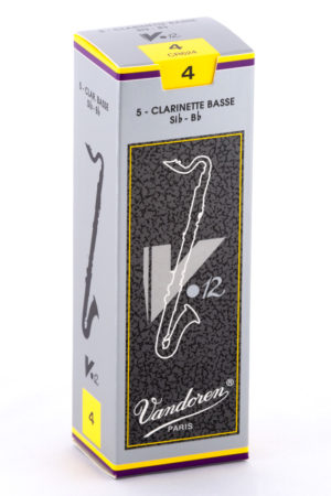 Eine einzelne, rechteckige, silbergraue Schachtel mit dem Aufdruck "Vandoren Paris V.12" und einer stilisierten, schwarzen Bassklarinette, geeignet für Bassklarinetten in Sib oder B, Stärke 4, steht auf einem weißen Hintergrund.