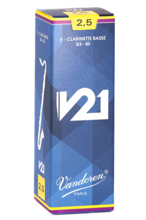Ein aufrecht stehender, blauer Karton mit einem geometrischen Muster und gelben Akzenten, beschriftet mit "V21 Vandoren Paris" und Informationen zu Bass-Klarinettenblättern der Stärke 2,5.