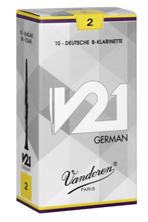 Ein hochkantiger, grauweißer Karton mit gelben und lilafarbenen Akzenten trägt die Aufschrift "Vandoren V21 GERMAN", eine stilisierte Abbildung einer Klarinette und die Zahl "2", was die Stärke dieser Klarinettenblätter für deutsche B-Klarinetten angibt.
