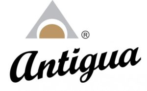 Das Logo zeigt ein graues Dreieck mit einem goldenen Halbkreis darin, über dem in kursiver, schwarzer Schrift das Wort "Antigua" steht, wobei sich neben dem Dreieck auch ein kleines "R"-Symbol für Registered Trademark befindet.