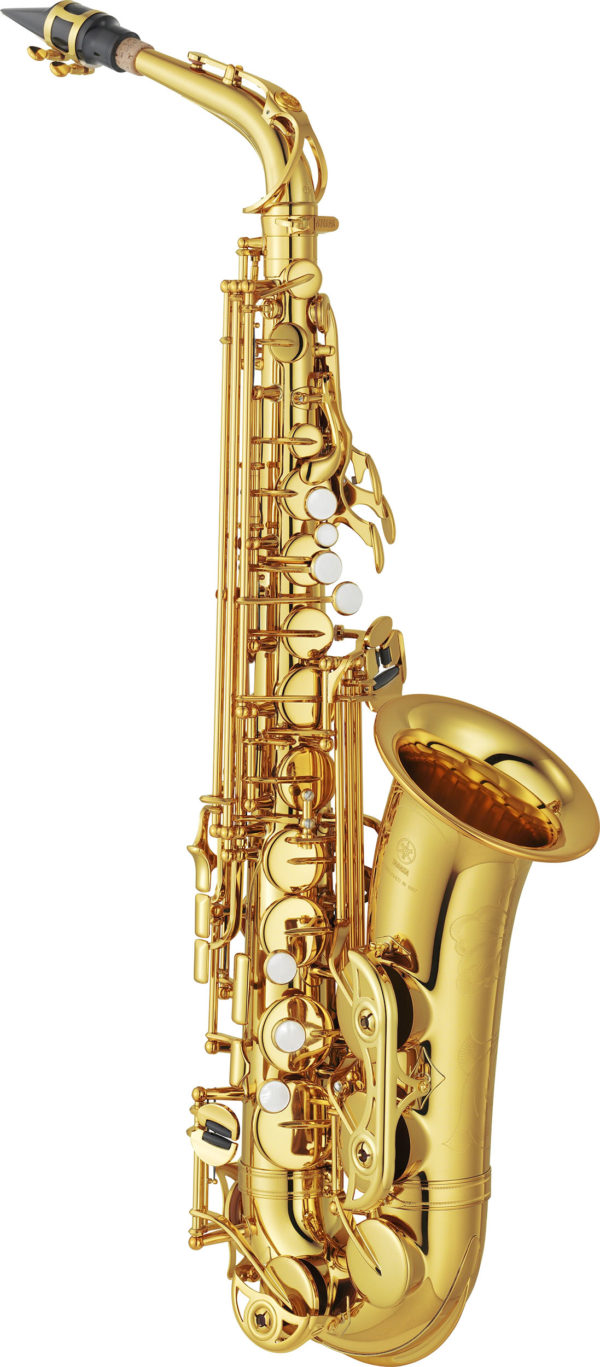 Das Bild zeigt ein goldenes Altsaxophon vor einem weißen Hintergrund.