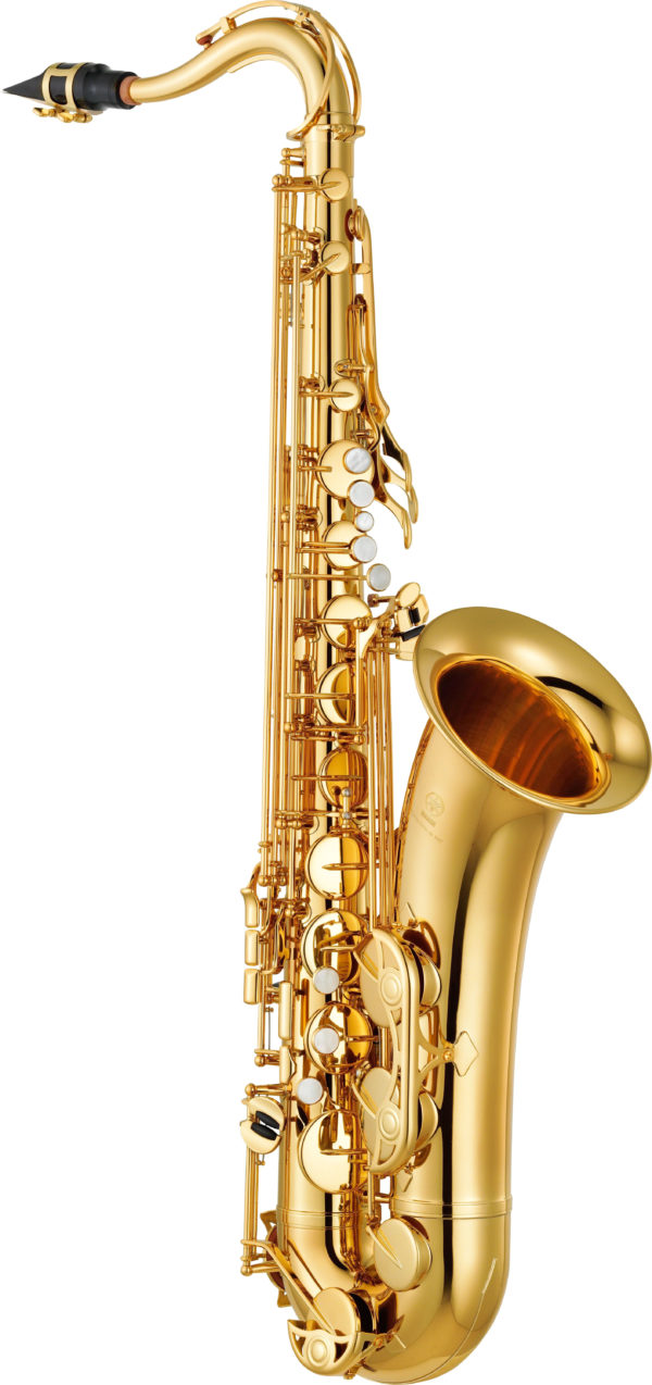 Das Bild zeigt ein glänzendes, goldenes Altsaxophon, stehend vor einem weißen Hintergrund.
