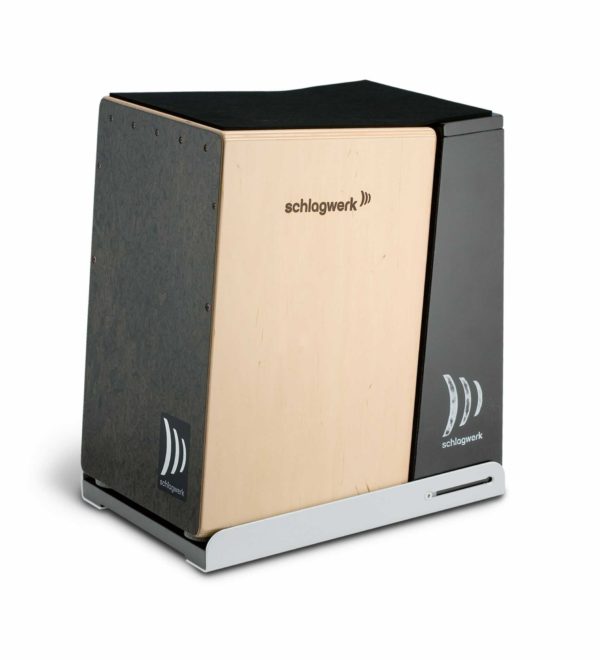 Das Bild zeigt einen braunen Schlagwerk Ergo Cajon Adapter ECA70 mit schwarzer Rückseite auf einer silbernen Plattform.
