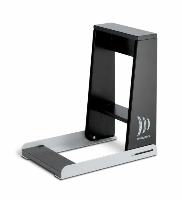 Der Schlagwerk Ergo Cajon Adapter ECA70 ist ein schwarz-silbernes, treppenförmiges Zubehörteil mit einem Firmenlogo an der Seite, das dafür gedacht ist, eine Cajon in eine ergonomischere Spielposition zu bringen.