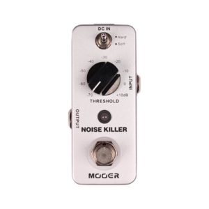 Das Bild zeigt das silberne MOOER Noise Killer Effektpedal, mit einem schwarzen Drehknopf zur Einstellung des Threshold-Wertes, einem Schalter für Hard/Soft, sowie Eingangs- und Ausgangsbuchsen.