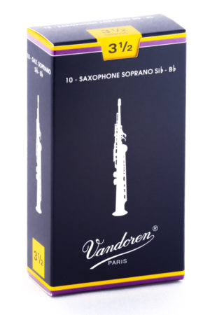Eine dunkelblaue Verpackung für 10 Vandoren-Sopransaxophon-Blätter mit der Stärke 3 1/2 ist vor einem weißen Hintergrund abgebildet, wobei eine stilisierte Darstellung eines Sopransaxophons auf der Vorderseite und der Seite zu sehen ist, zusammen mit dem Vandoren-Logo in weißer Schrift.