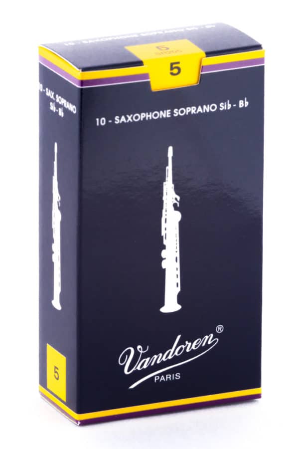 Eine dunkelblaue und gelbe Pappschachtel mit der Aufschrift Vandoren Paris ist abgebildet, auf der Vorderseite zwei weiße Saxofon-Illustrationen und oben eine gelbe „5“ zu sehen sind.