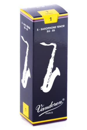 Eine hochrechteckige, dunkelblau und gelb gestaltete Verpackung für Saxophonblätter der Marke Vandoren steht auf einem weißen Untergrund.