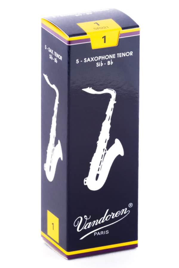 Eine hochrechteckige, dunkelblau und gelb gestaltete Verpackung für Saxophonblätter der Marke Vandoren steht auf einem weißen Untergrund.