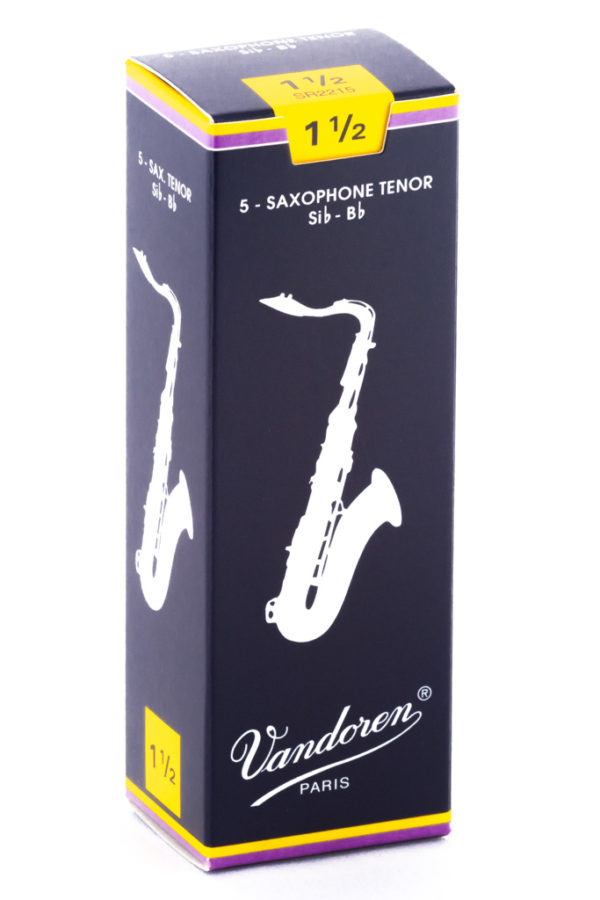 Ein quaderförmiger dunkelblauer Karton mit gelben Akzenten zeigt eine weiße Saxophon-Silhouette, den Schriftzug "Vandoren Paris" und die Aufschrift "S-Saxophone Tenor Sib-Bb 1 1/2".