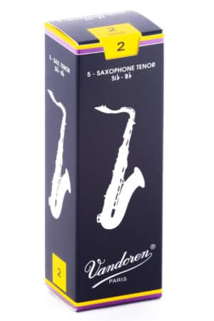 Ein schmaler, dunkellila Karton mit gelben Akzenten und weißer Schrift zeigt ein weißes Saxophon und den Schriftzug "Vandoren Paris".