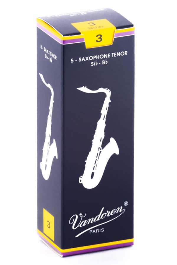 Eine hochkant stehende dunkelblaue Pappschachtel für Saxophonblätter mit gelben Akzenten und dem weißen Aufdruck einer stilisierten Saxophongrafik sowie dem Markennamen "Vandoren Paris".