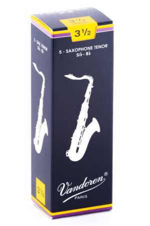 Eine dunkelblaue Verpackung für fünf Tenorsaxophon-Blätter der Stärke 3 1/2 der Marke Vandoren aus Paris steht auf einem weißen Hintergrund.