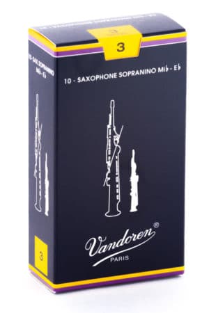 Eine schwarze Pappschachtel mit gelben und violetten Akzenten zeigt den Schriftzug Vandoren Paris und eine stilisierte Abbildung eines Sopranino Saxophons.
