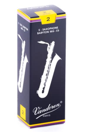 Eine dunkelblaue Pappschachtel für Saxophonblätter der Marke Vandoren mit gelben Akzenten zeigt eine grafische Darstellung eines Saxophons und die Zahl Zwei.