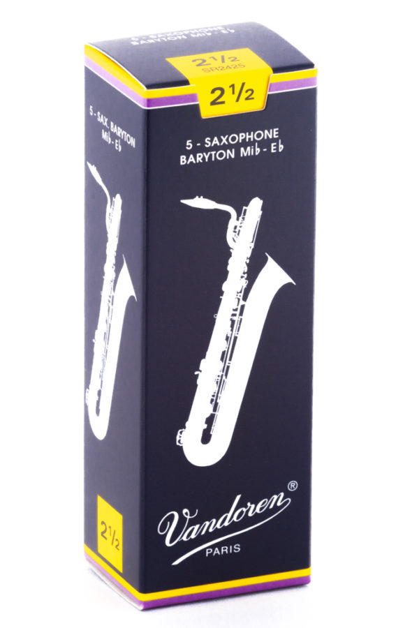 Eine dunkelblaue, rechteckige Schachtel mit gelber Aufschrift und einer weißen Saxophon-Silhouette steht auf einem weißen Untergrund.