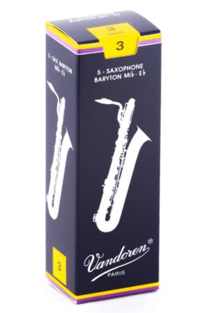 Eine schmale, dunkelblaue Schachtel mit gelben Akzenten zeigt ein stilisiertes, weißes Bild eines Baritonsaxophons und trägt den Schriftzug Vandoren Paris.