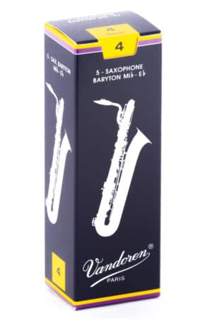 Ein hochformatiger, schmaler, schwarzer Karton mit gelben Akzenten zeigt eine Abbildung eines silberfarbenen Baritonsaxophons und den Schriftzug "Vandoren Paris".