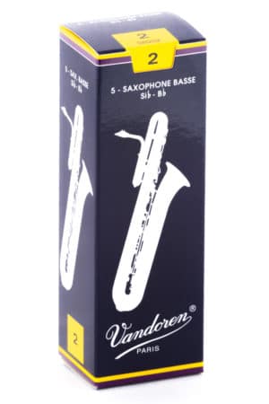 Eine dunkelblaue Pappschachtel mit gelben Akzenten, die eine stilisierte, weiße Abbildung eines Baritonsaxophons und den Schriftzug "Vandoren Paris" zeigt, steht auf einem weißen Untergrund.