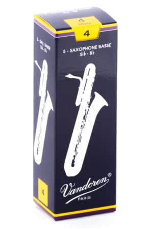 Eine dunkelblaue Verpackung für Saxophonblätter der Marke Vandoren mit einer gelben Markierung "4" steht vor einem weißen Hintergrund und zeigt Abbildungen eines Saxophons und eines Saxophonblatts.