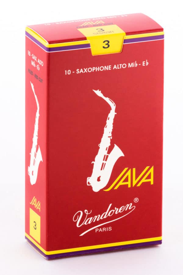 Eine rote Kartonverpackung mit gelben und lila Akzenten, auf der eine weiße Saxophon-Silhouette, die Aufschrift "JAVA" und "Vandoren PARIS" zu sehen sind, sowie die Ziffer "3" in einem gelben Quadrat.