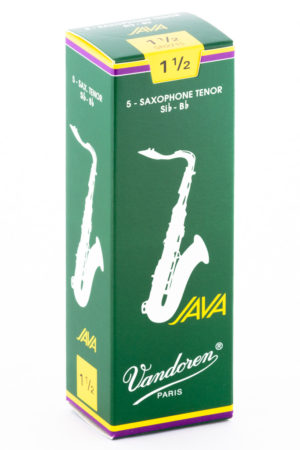 Eine grüne Schachtel mit der Aufschrift "JAVA 5-Saxophone Tenor" mit einem weißen Saxophonbild und dem Vandoren-Logo ist zu sehen.