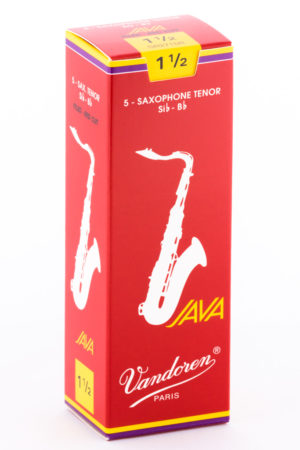Eine rote Schachtel für 5 Tenorsaxophonblätter der Marke Vandoren mit der Stärke 1 1/2, auf der ein weißes Saxophon abgebildet ist.