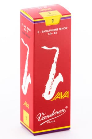 Eine rote Pappschachtel mit gelben Akzenten zeigt eine weiße stilisierte Abbildung eines Tenorsaxophons, den Schriftzug "JAVA" und "Vandoren PARIS" in Kursivschrift.
