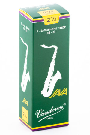 Eine grüne Schachtel für Vandoren JAVA Tenorsaxophonblätter der Stärke 2 1/2 mit silberfarbenem Saxophondruck und gelben Akzenten auf weißem Hintergrund.