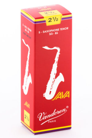 Eine rote Schachtel mit der Produktbezeichnung "Vandoren JAVA 2 1/2", die eine stilisierte weiße Abbildung eines Tenorsaxophons zeigt, liegt auf einem weißen Hintergrund.