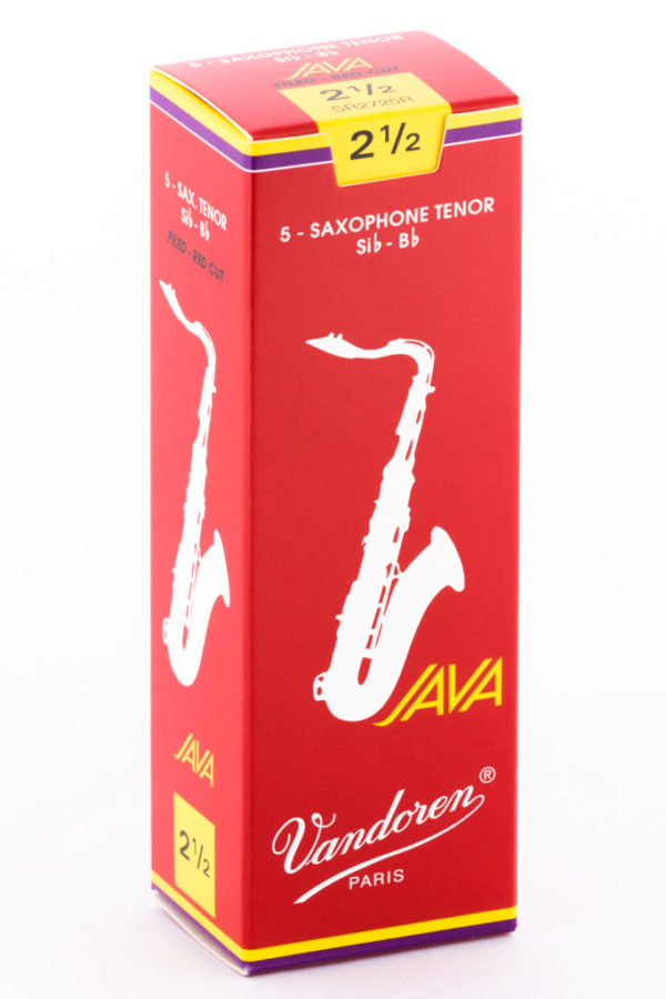 Eine rote Schachtel mit der Produktbezeichnung "Vandoren JAVA 2 1/2", die eine stilisierte weiße Abbildung eines Tenorsaxophons zeigt, liegt auf einem weißen Hintergrund.