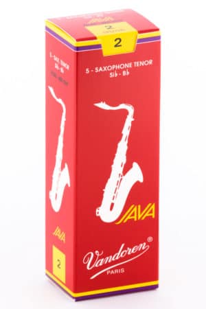Eine rote Pappschachtel für fünf Tenorsaxophon-Blätter der Marke Vandoren Paris, die beidseitig mit einer weißen Saxophonsilhouette bedruckt ist und oben ein gelbes Etikett mit der Zahl 2 trägt.
