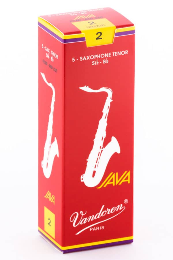 Eine rote Pappschachtel für fünf Tenorsaxophon-Blätter der Marke Vandoren Paris, die beidseitig mit einer weißen Saxophonsilhouette bedruckt ist und oben ein gelbes Etikett mit der Zahl 2 trägt.