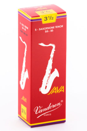 Ein hochkantiger, rechteckiger Karton in Rot mit gelben Akzenten, auf dem ein weißes Saxophon abgebildet ist, trägt die Aufschrift "Java Vandoren Paris" und "3 1/2".