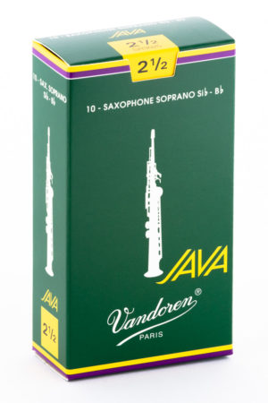 Eine rechteckige, überwiegend dunkelgrüne Schachtel mit gelben und violetten Streifen oben und unten zeigt eine weiße Abbildung eines Sopransaxophons sowie den Schriftzug "JAVA Vandoren PARIS" in weißer Schrift.