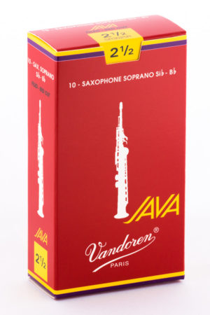 Eine rote Kartonverpackung für zehn Saxophonblätter der Stärke 2 1/2 mit der Aufschrift "JAVA Vandoren PARIS" und einer Abbildung eines Sopransaxophons ist vor einem weißen Hintergrund zu sehen.