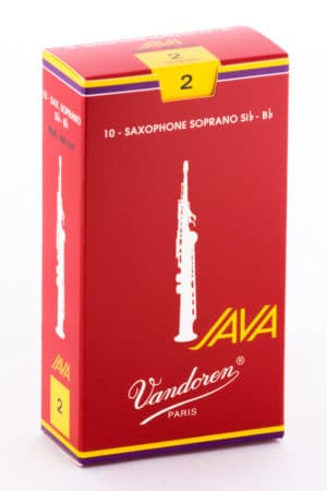 Eine rote Pappschachtel mit gelben Akzenten zeigt eine stilisierte Illustration eines Saxophons und den Aufdruck "JAVA Vandoren PARIS 10 - SAXOPHONE SOPRANO Si♭ - № 2".