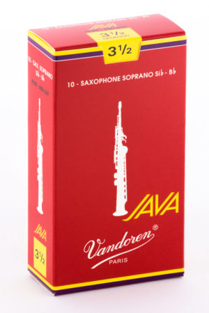 Eine rote Pappschachtel mit gelben und dunkelvioletten Akzenten, beschriftet mit "Vandoren PARIS AVA 3½ 10 - SAXOPHONE SOPRANO Sib - Bb" und einer Abbildung eines Sopransaxophons.