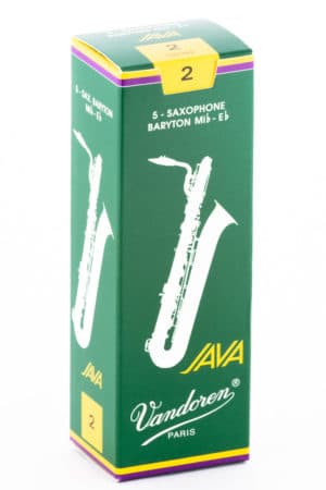 Abgebildet ist ein hochkant stehender, grüner Karton mit gelben Akzenten, der eine stilisierte weiße Abbildung eines Baritonsaxophons und den Aufdruck "Vandoren Paris" trägt.