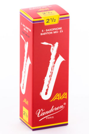 Eine rote Pappschachtel mit der Aufschrift "Vandoren JAVA" und der Abbildung eines weißen Saxophons.