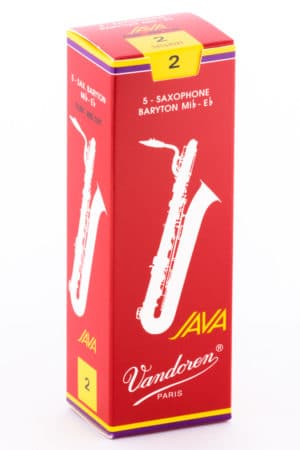 Eine rote Pappschachtel mit einem weißen aufgedruckten Saxophon, dem Text "JAVA Vandoren PARIS" und der Zahl "2" in gelbem Feld.