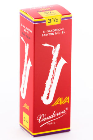 Ein hochkantiger, roter Karton mit gelber und violetter Umrandung zeigt ein weißes stilisiertes Baritonsaxophon und den Schriftzug "Java Vandoren Paris" in geschwungener Schrift.